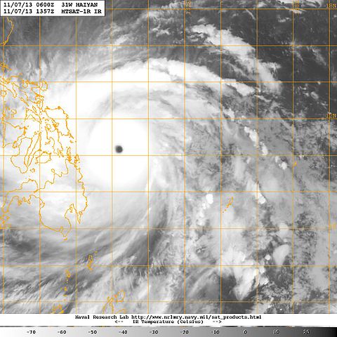 Haiyan_approaching_Philippines_2013_-_11_-_07.jpg