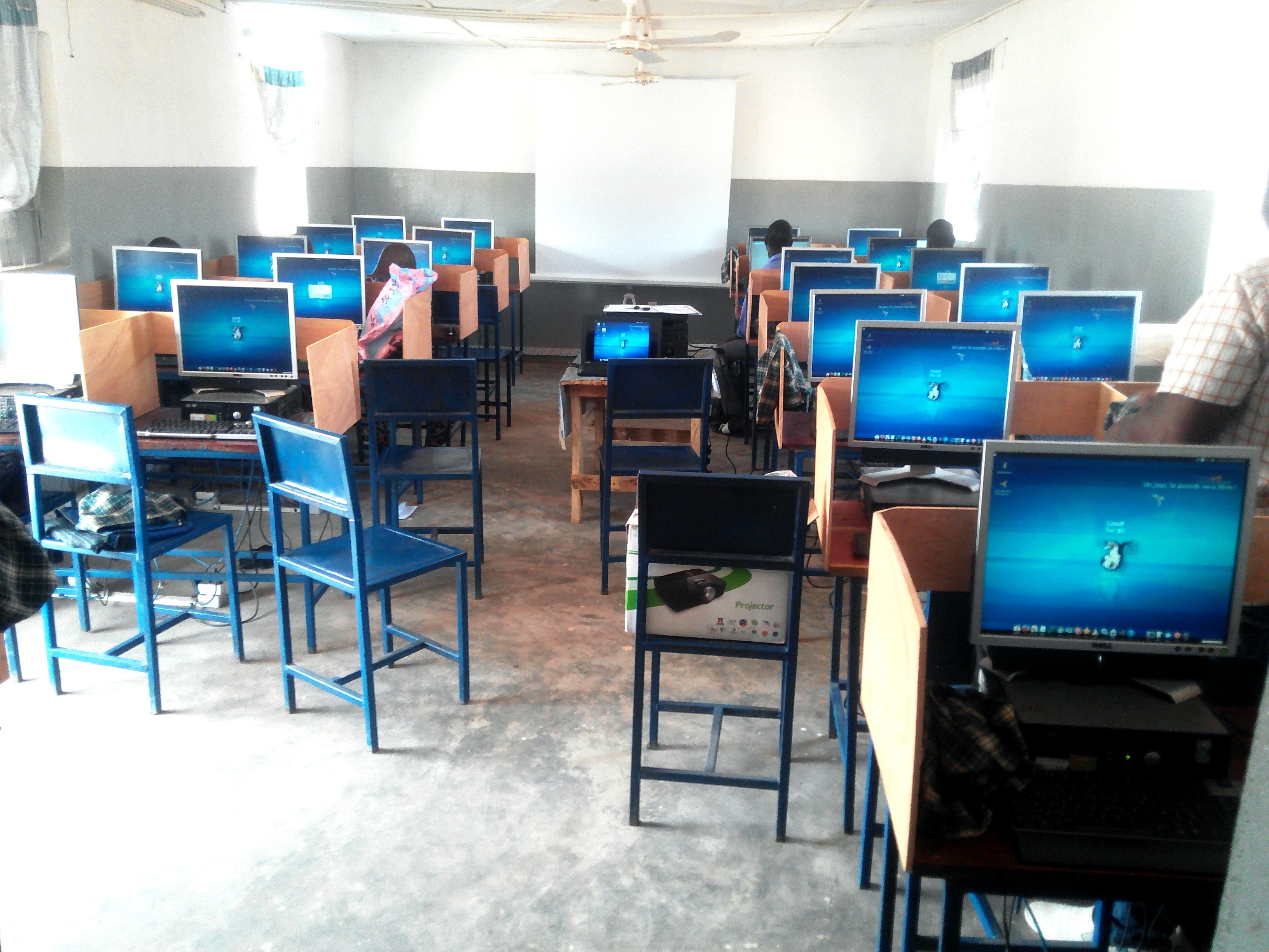 Salle informatique du village de Nayéga