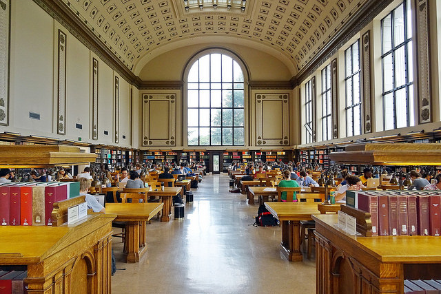 bibliothèque et nombreux lecteurs