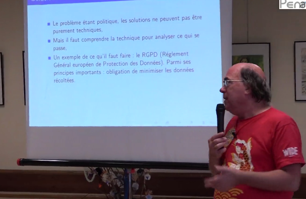 Bortzmeyer explique au cours d’une conférence Web et vie privée à Quimper.