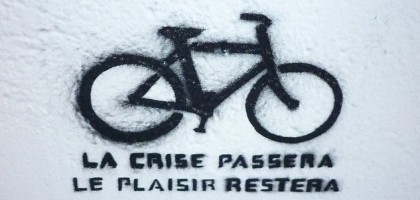 graf’ sur un mur avec un vélo : la cris epassera, le plaisir restera