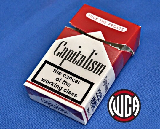 paquet de cigarette dont la marque est "Capitalism" avec pour avertissement "the cancer of the working class"