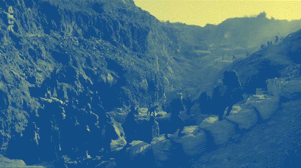 vue d'une vallée étroite et du cheminement de mineurs vers une mine de cobalt