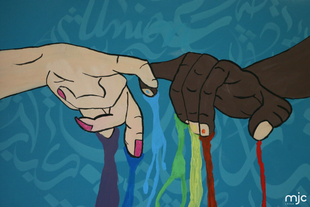 dessin probablement mural illustrant les activités de la MJC avec un dessin symbolique : une main noire et une blanche s'associant par le petit doigt sur fond bleu. des coulures de couleurs tombent des doigts.