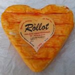 fromage à croûte orange en forme de cœur