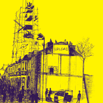 une série de maisons en restauration ou construction sur fond jaune vif, des échafaudages montent comme une tour au-dessus du corps du bâtiment. Des silhouettes de personnages s'affairent au sol, sur les toits et échafaudages. Un panneau en haut du pignon dit : UPLOAD