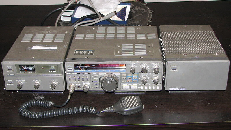 kit de radio amateur en trois modules, avec un micro et des tas de boutoons :-)