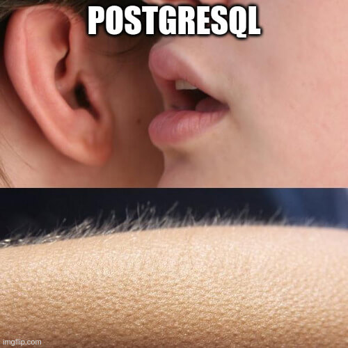 Quelqu’un susurre « PostgreSQL » à l’oreille d’une autre personne, on voit un bras couvert de chair de poule