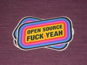 Photo d'un sticker où il est marqué « Open-Source Fuck Yeah ».