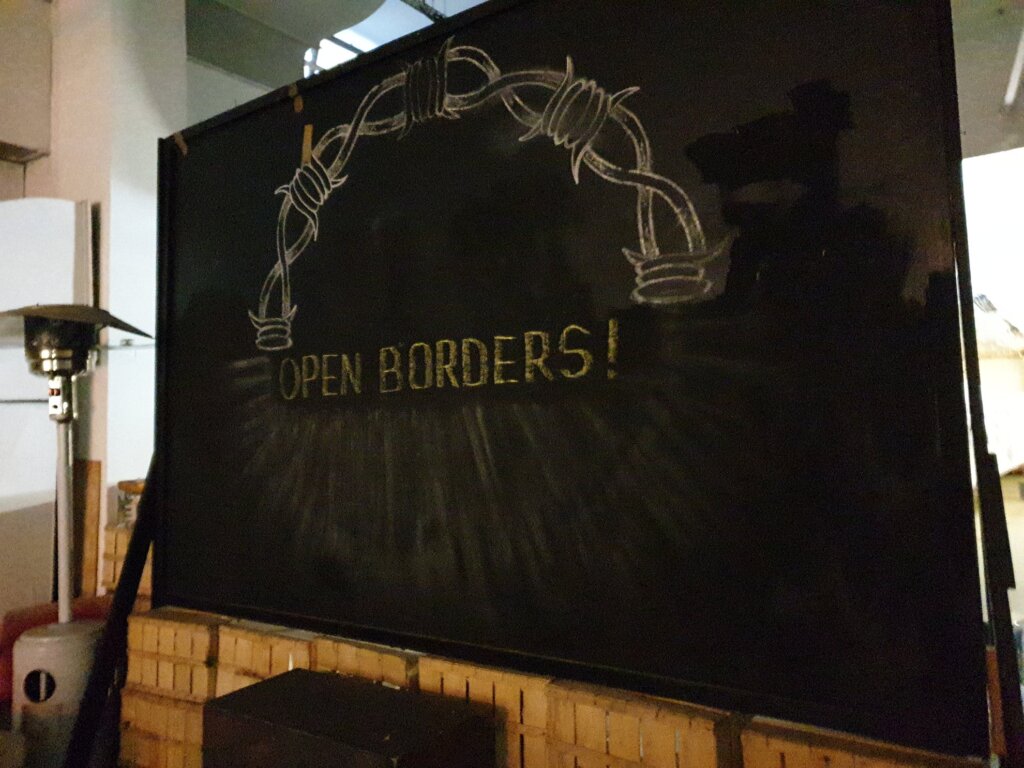 Photo d'une plaque où il est écrit Open Borders