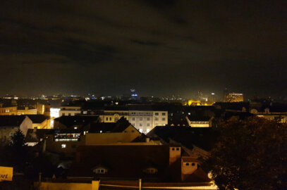 Photo de nuit la ville de Zagreb vue d'une colline