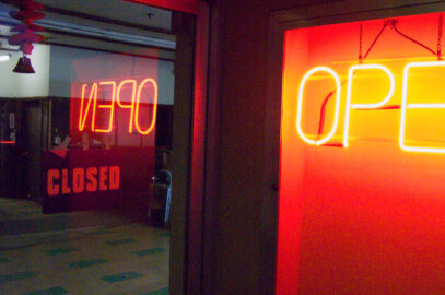 Image d'illustration de l'enseigne lumineuse d'un restaurant où il est marqué à la fois « Open » et « Closed » (ouvert et fermé)