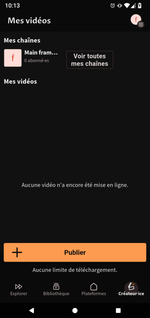 Capture d'écran de la page "Créateurice".On voit, en haut de l'écran, une catégorie "Mes chaînes". Une seule chaîne est présente. Un bouton "Voir toutes mes chaînes" est disponible à côté. En dessous, la catégorie "Mes vidéos", vide. Un simple message "Aucune vidéo n'a encore été mise en ligne" est affiché. En bas, le bouton "Publier". Juste en dessous, l'indication "Aucune limite de téléchargement".