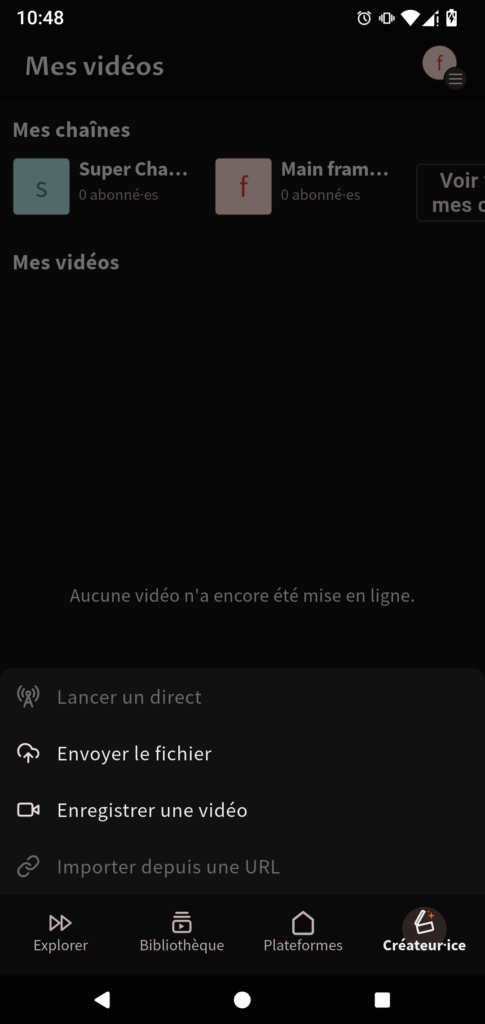 Affichage du menu pour publier une vidéo.Quatre options sont affichées : - Lancer une direct, qui est grisée et non disponible. - Envoyer le fichier - Enregistrer une vidéo - Importer depuis une URL, qui est grisée et non disponible.